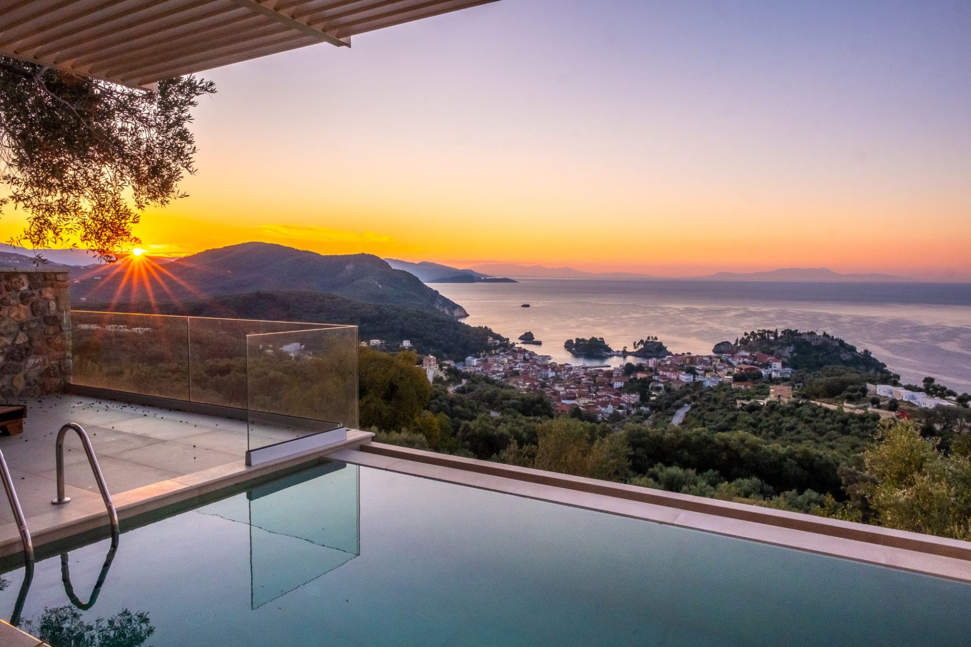 Apolis 1 bedroom junior suite with infinity pool and views out to sea