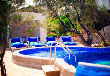 Asfiya Sea View children's splash pool