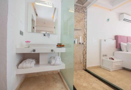 Asfiya Sea View Showering facilities in the rooms
