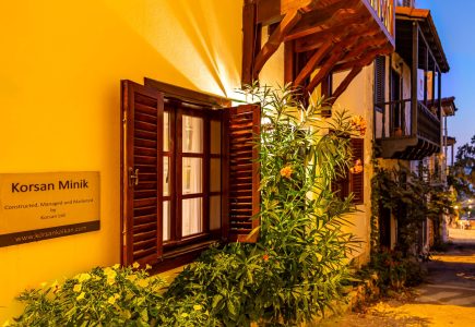 Cosy Korsan Minik at night