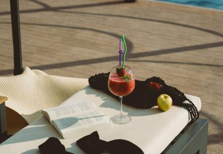Lures day beds