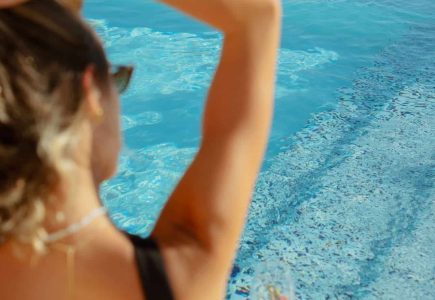 Lures poolside treats