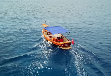 Lures water taxi