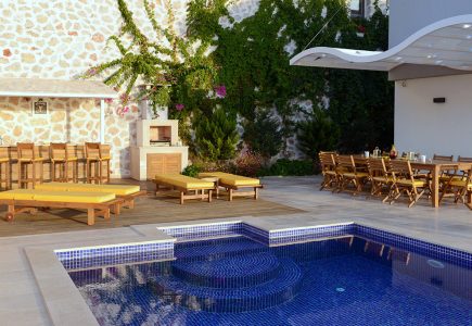 Villa Ozma pool and sun terrace