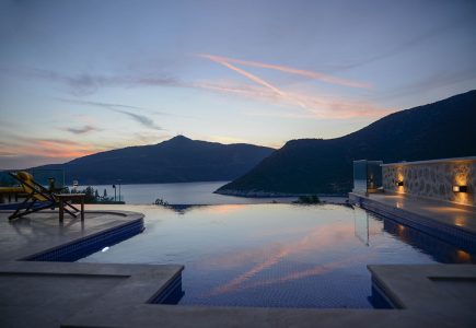 Villa Ozma infinity pool with sea views