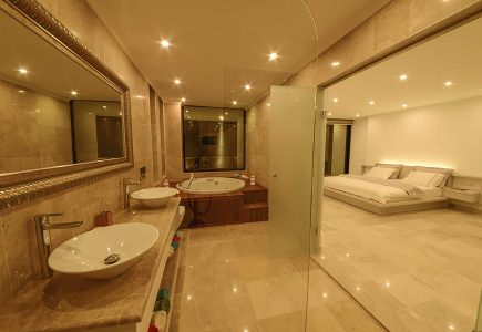 Villa Ozma Jacuzzi bath and bedroom