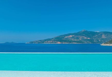 Sea facing infinity pool 2