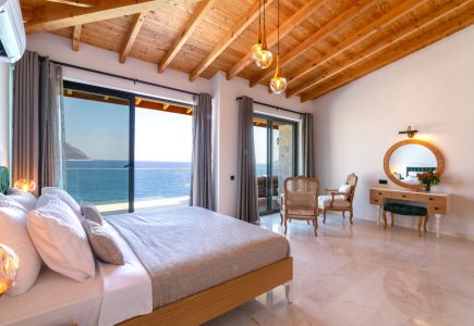 Su Kenari double bedroom with sea views