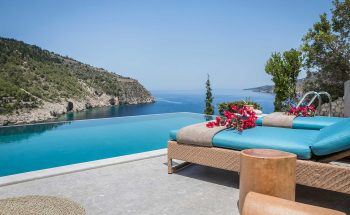 Villa Eleni Braunis Horio  luxury sun beds and pool