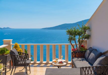 Villa La Vie en plein air seating areas with stunning views to sea