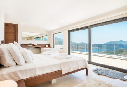Villa Spectre double bedroom with balcony and sea views