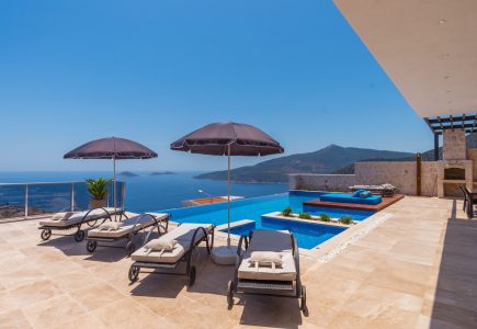 Villa Spectre pool and sun terrace