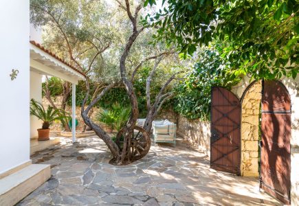 Yesil Ev Villa in Kalkan courtyard garden on entrance to the villa